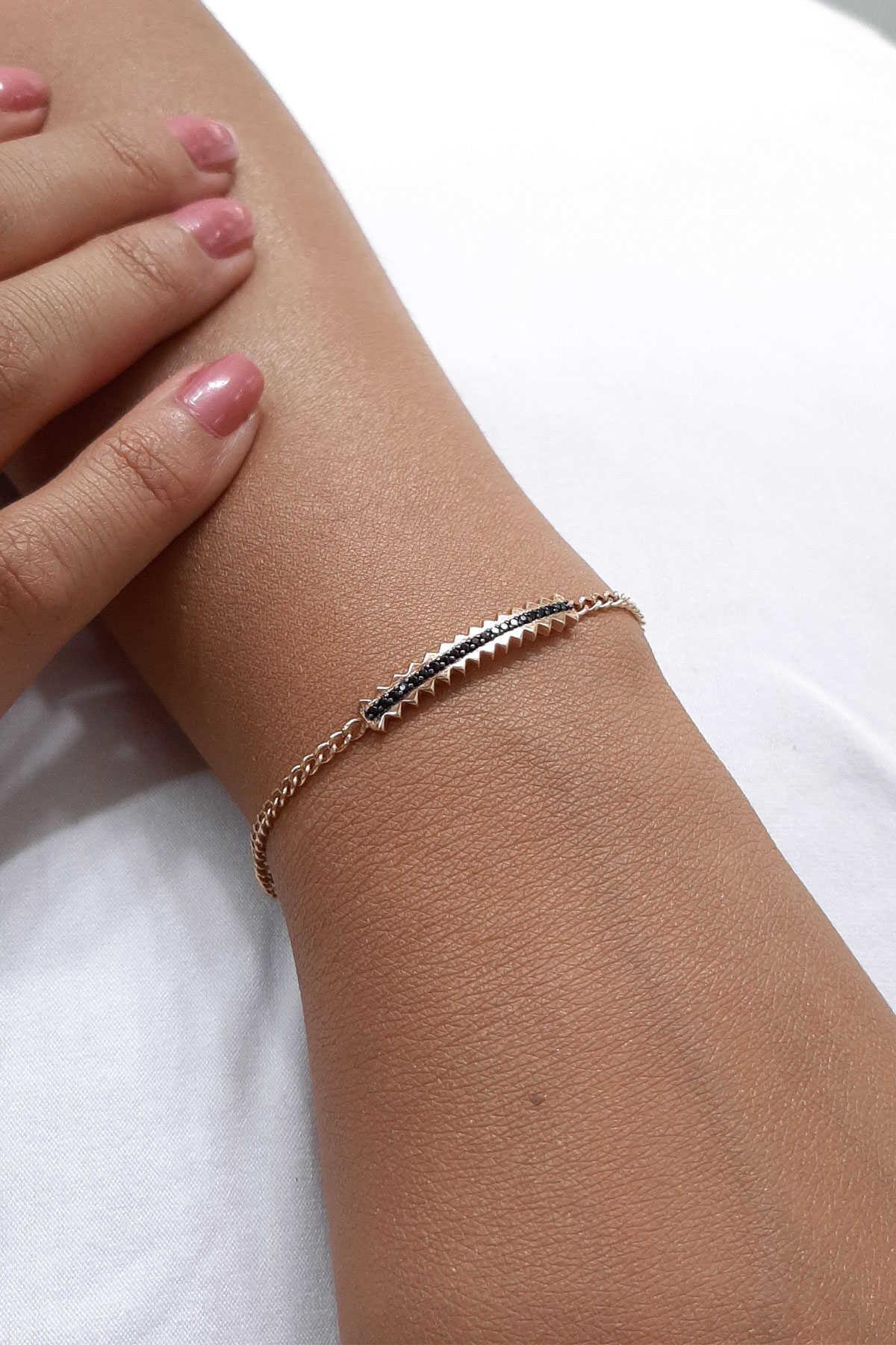 14K Gold Saw Bracelet With Black Stone